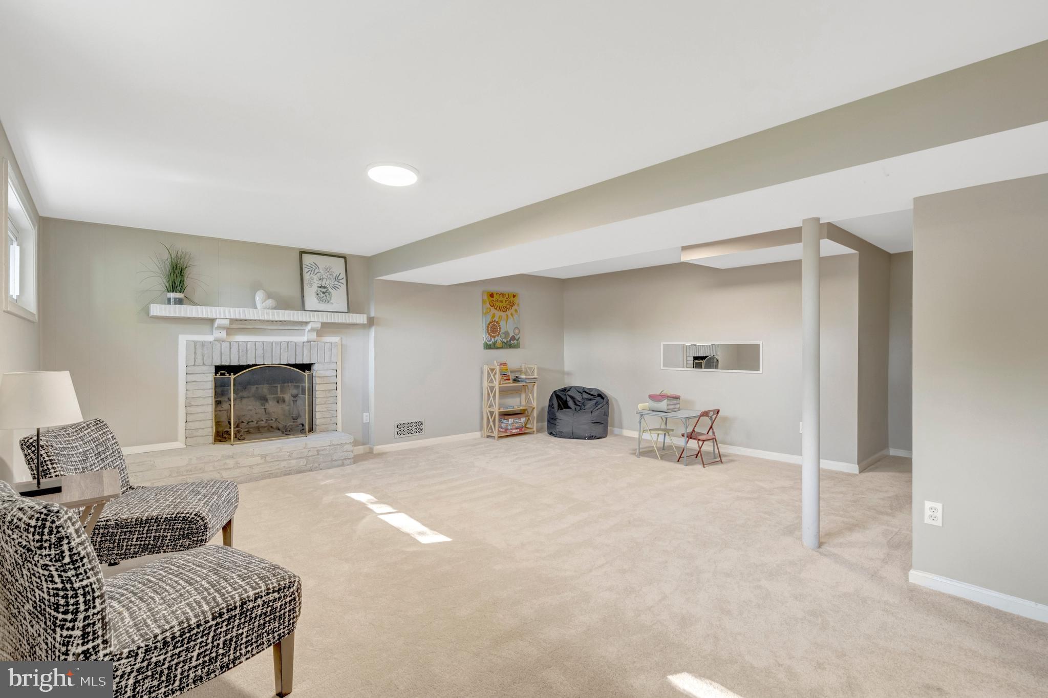 8909 VICTORIA ROAD