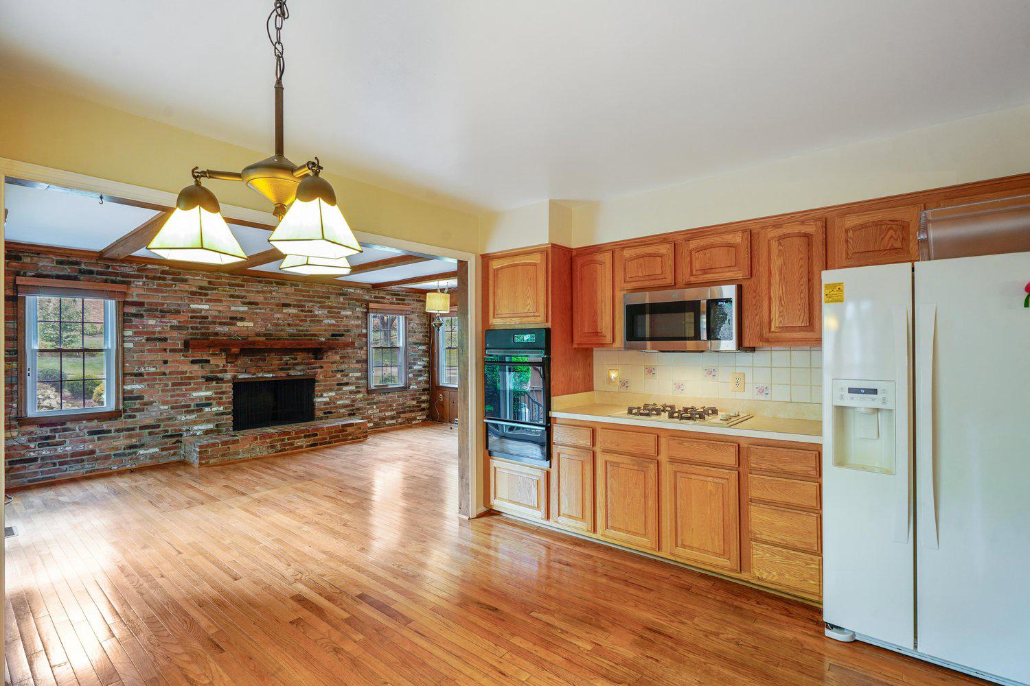 3709 CAMELOT DRIVE