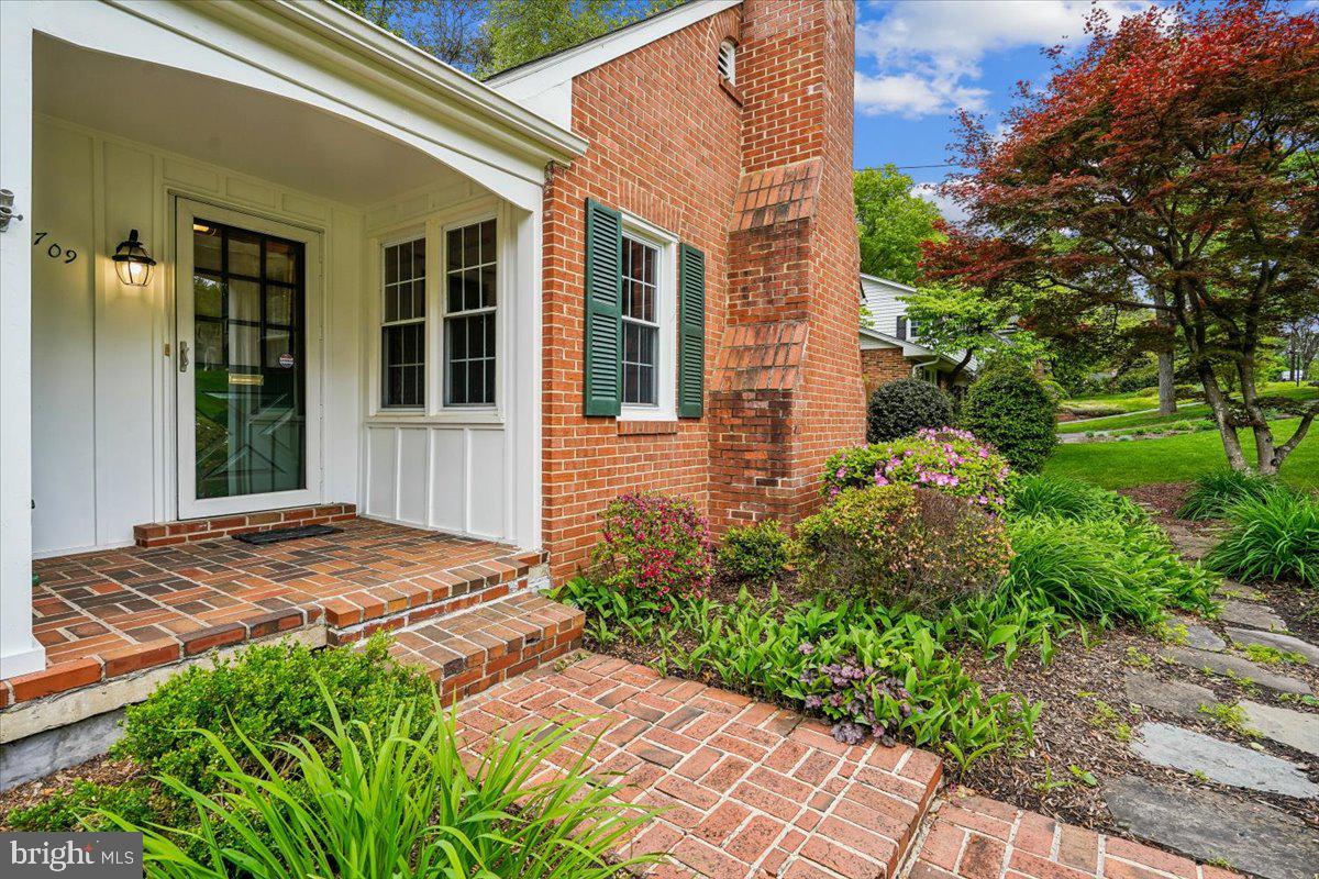 3709 CAMELOT DRIVE