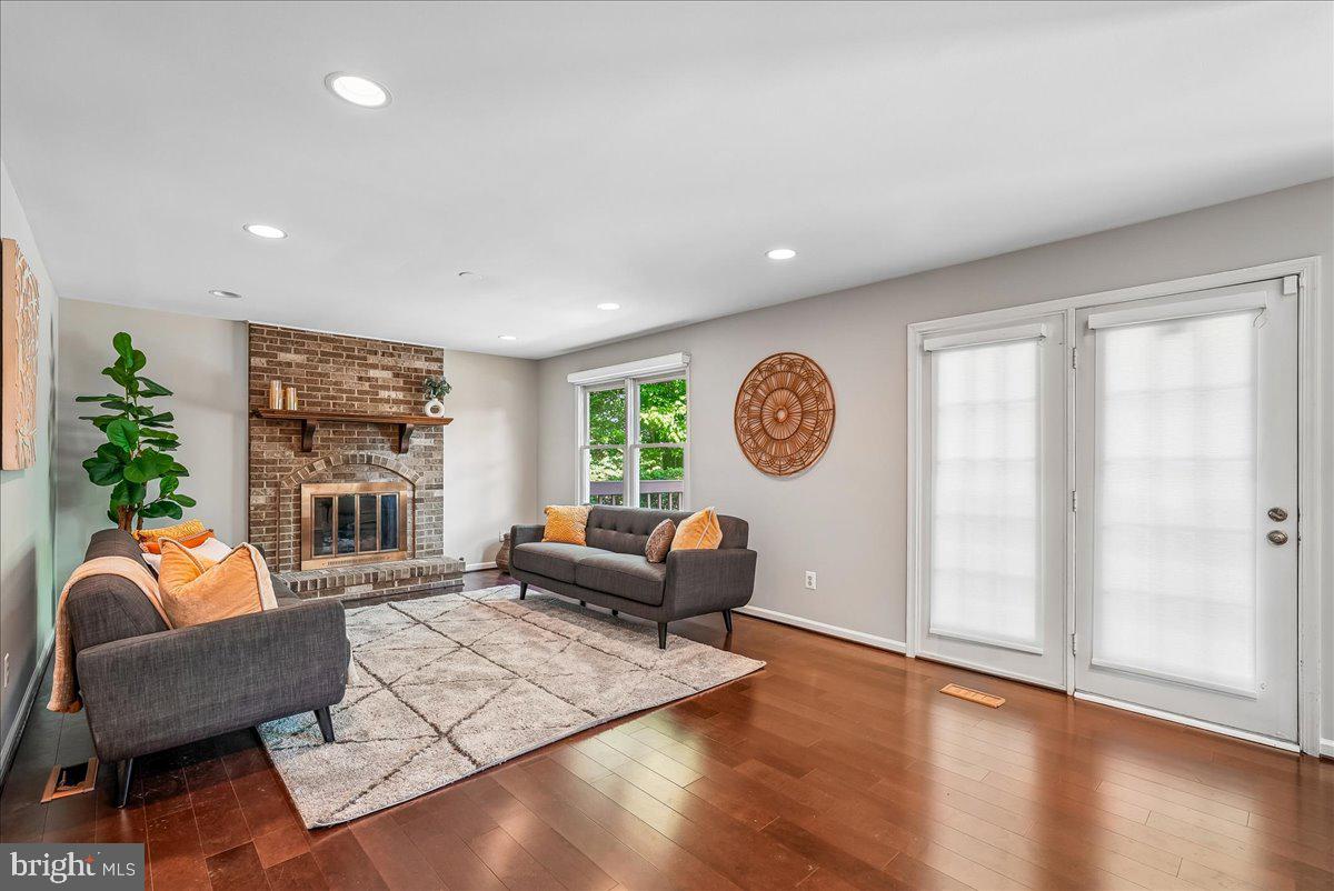 10033 GLENCROFT COURT