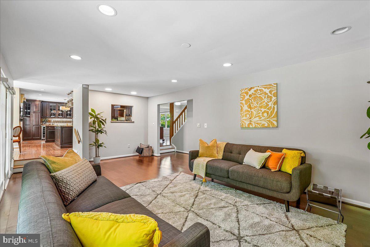 10033 GLENCROFT COURT