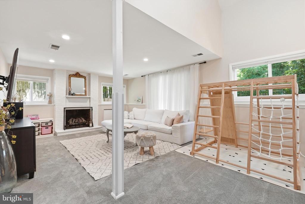 6944 SPELMAN DRIVE