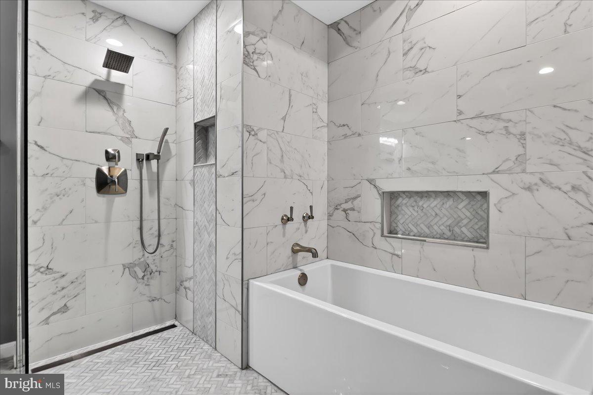 8633 RESECA LANE