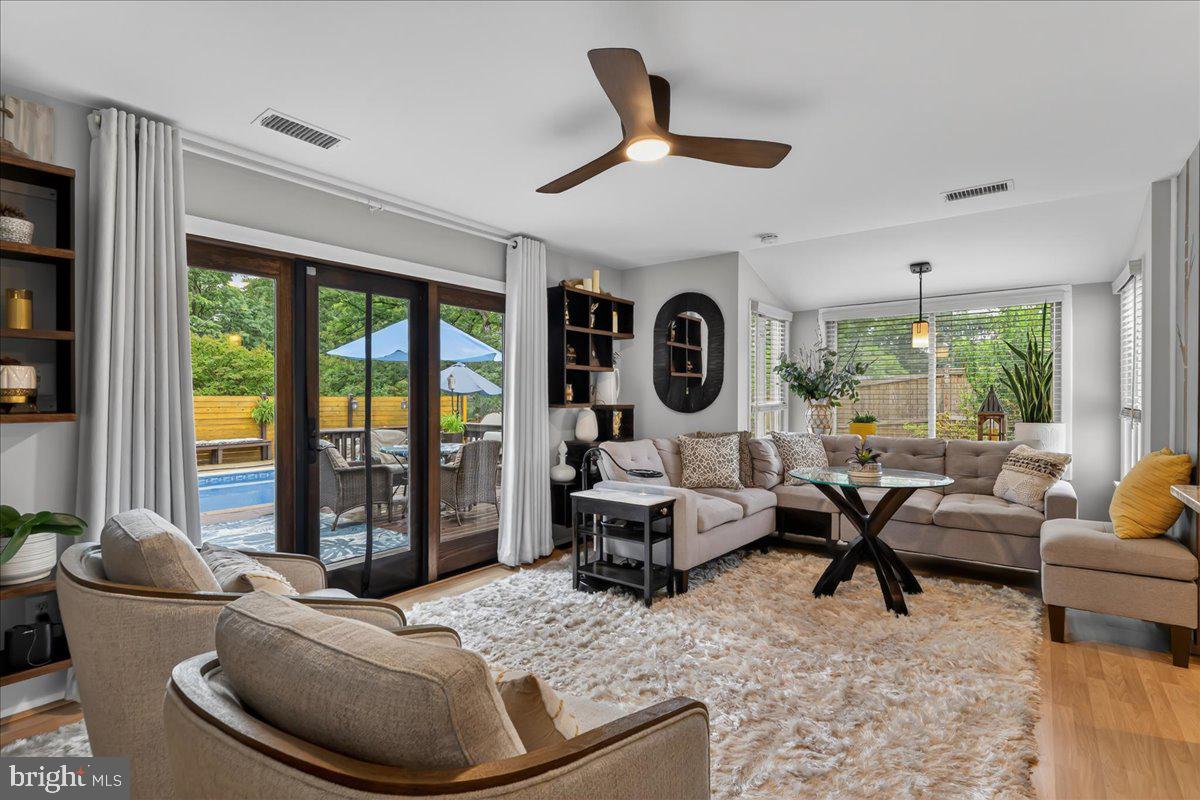 8633 RESECA LANE