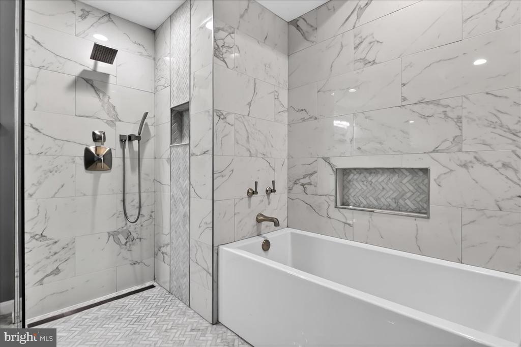 8633 RESECA LANE