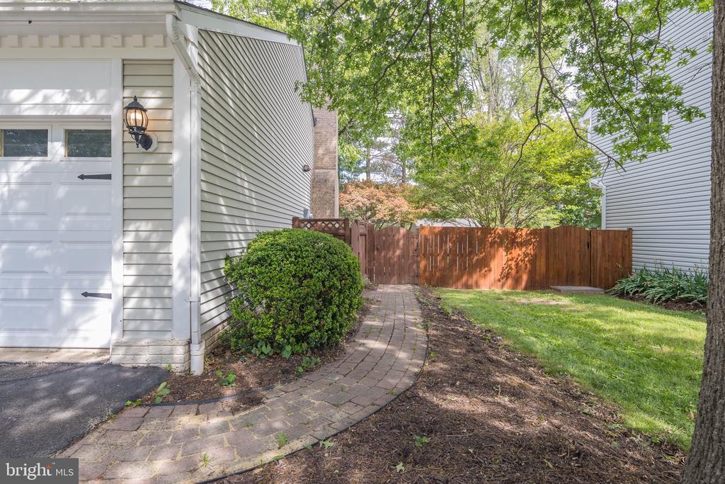 14392 FLOURCASTLE COURT