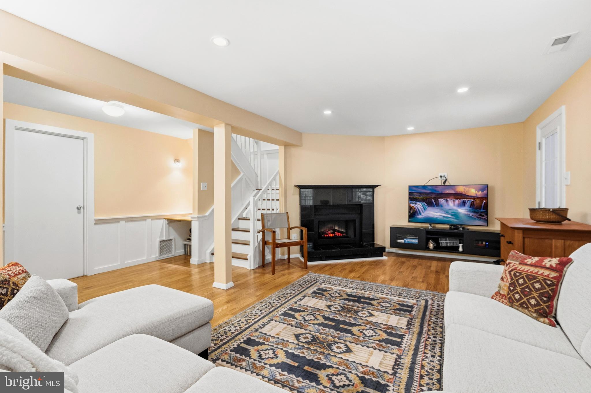 2303 MIDDLE CREEK LANE