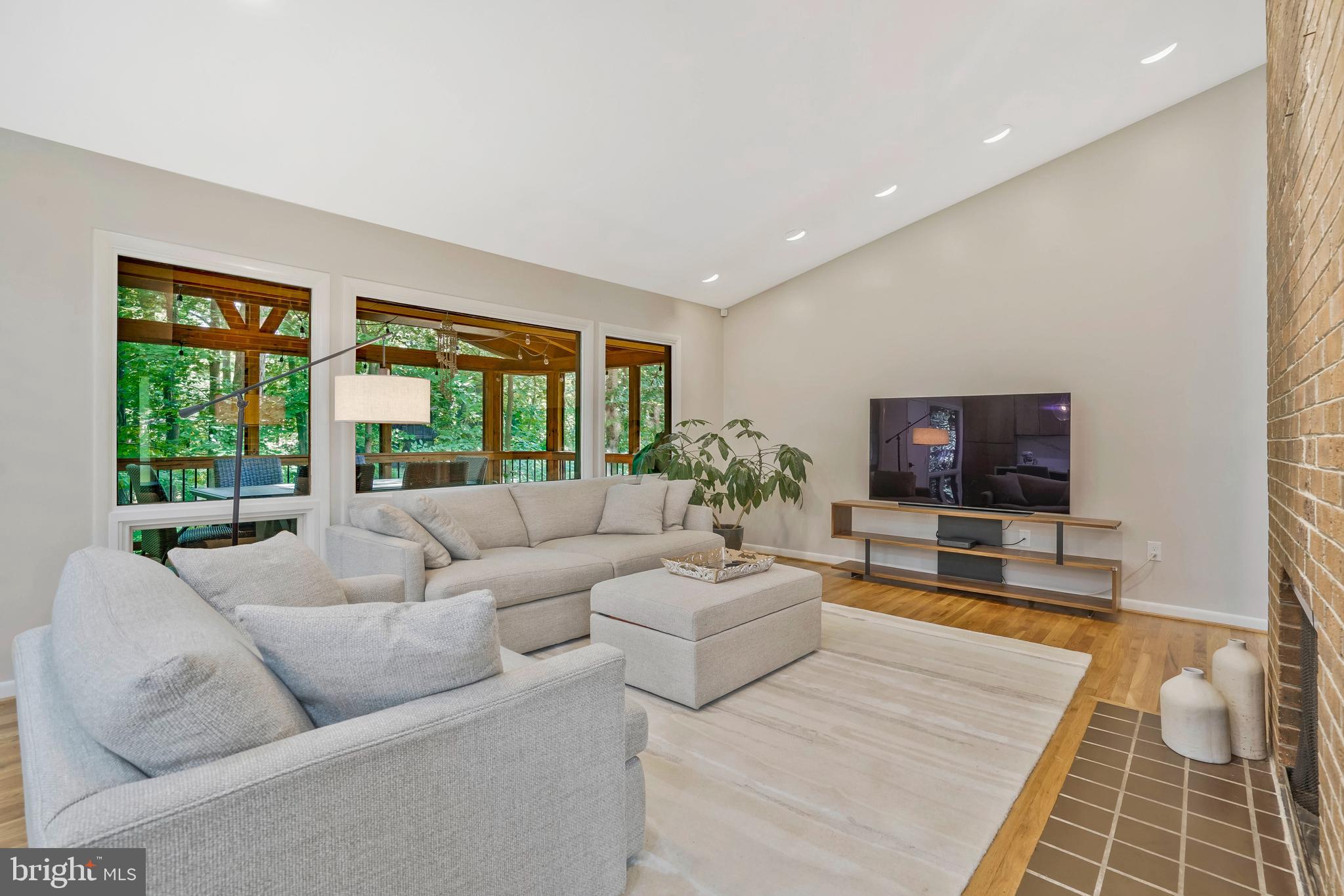 1715 HOLLINWOOD DRIVE