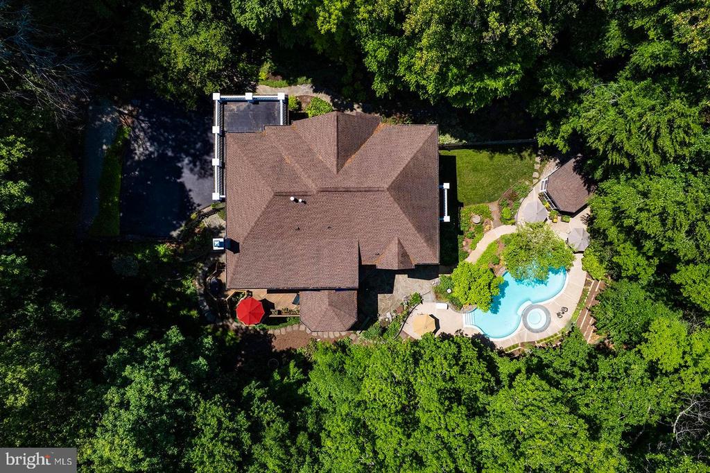 8615 HAMPTON WAY