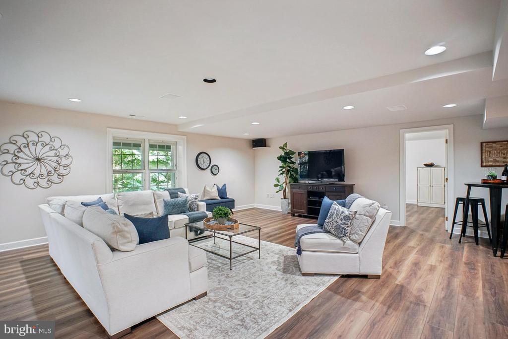 8615 HAMPTON WAY