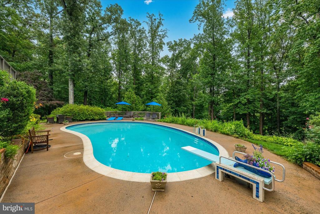 925 WOBURN COURT