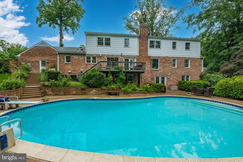 925 WOBURN COURT