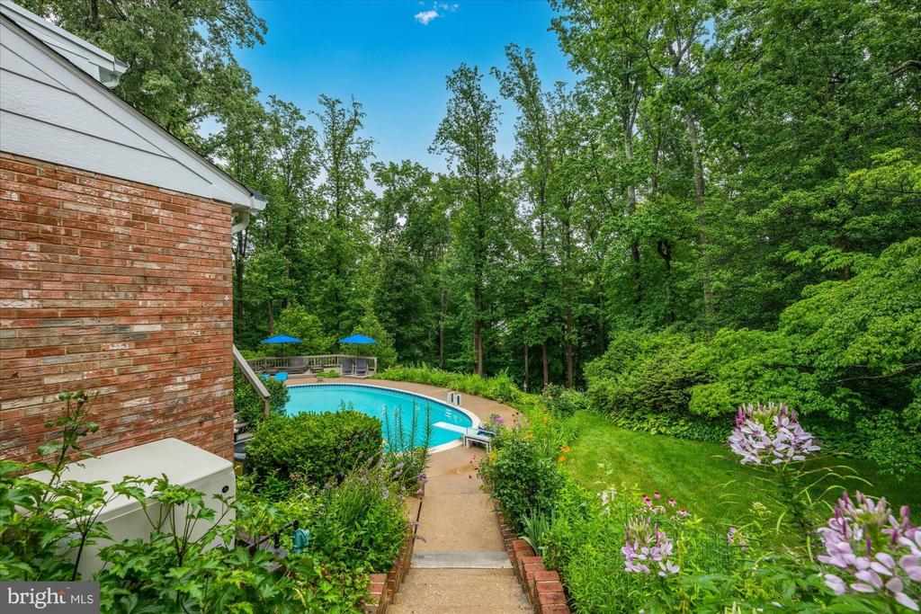 925 WOBURN COURT