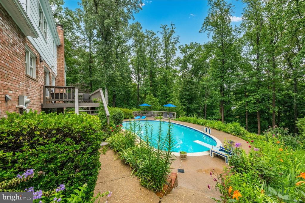 925 WOBURN COURT