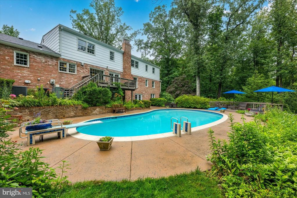 925 WOBURN COURT