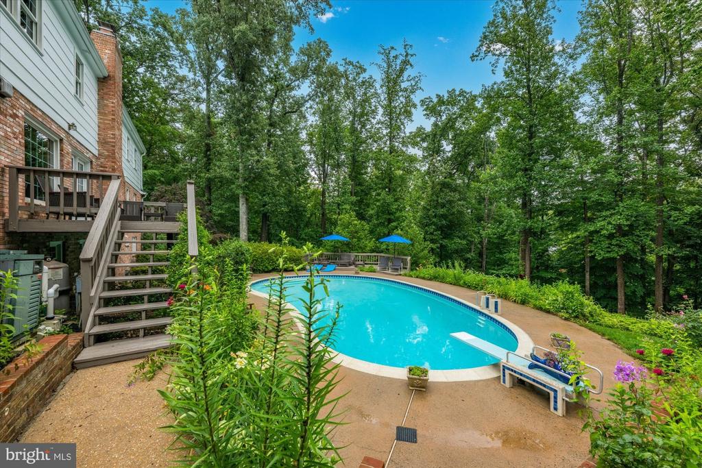 925 WOBURN COURT