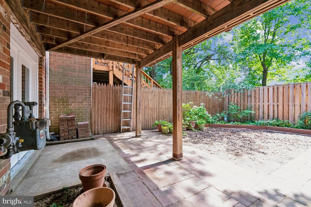 3322 SPRING LANE
