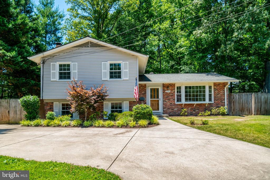 8236 GOVERNORS COURT