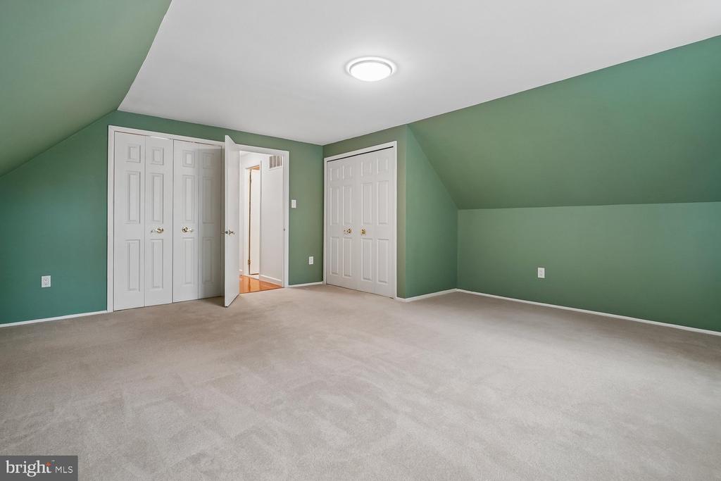7223 WICKFORD DRIVE