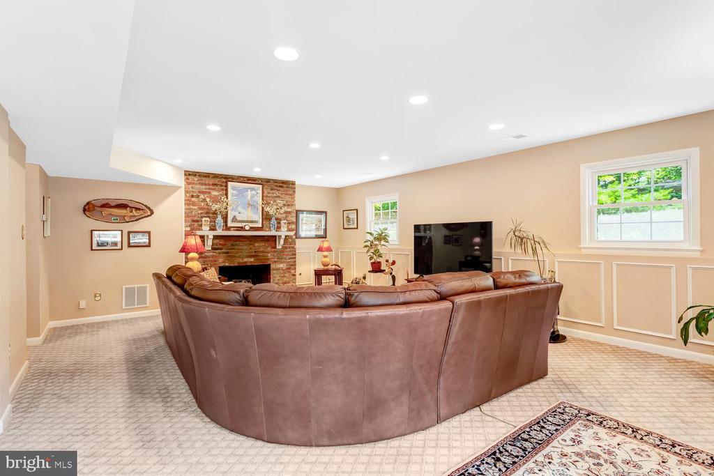 4401 DOLPHIN LANE