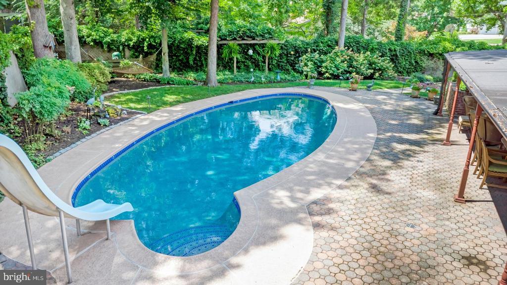 4401 DOLPHIN LANE