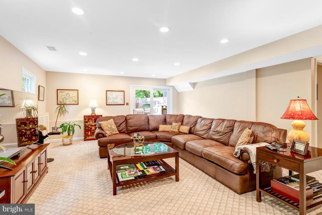 4401 DOLPHIN LANE
