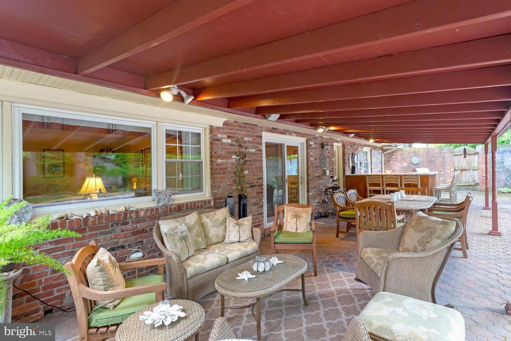 4401 DOLPHIN LANE