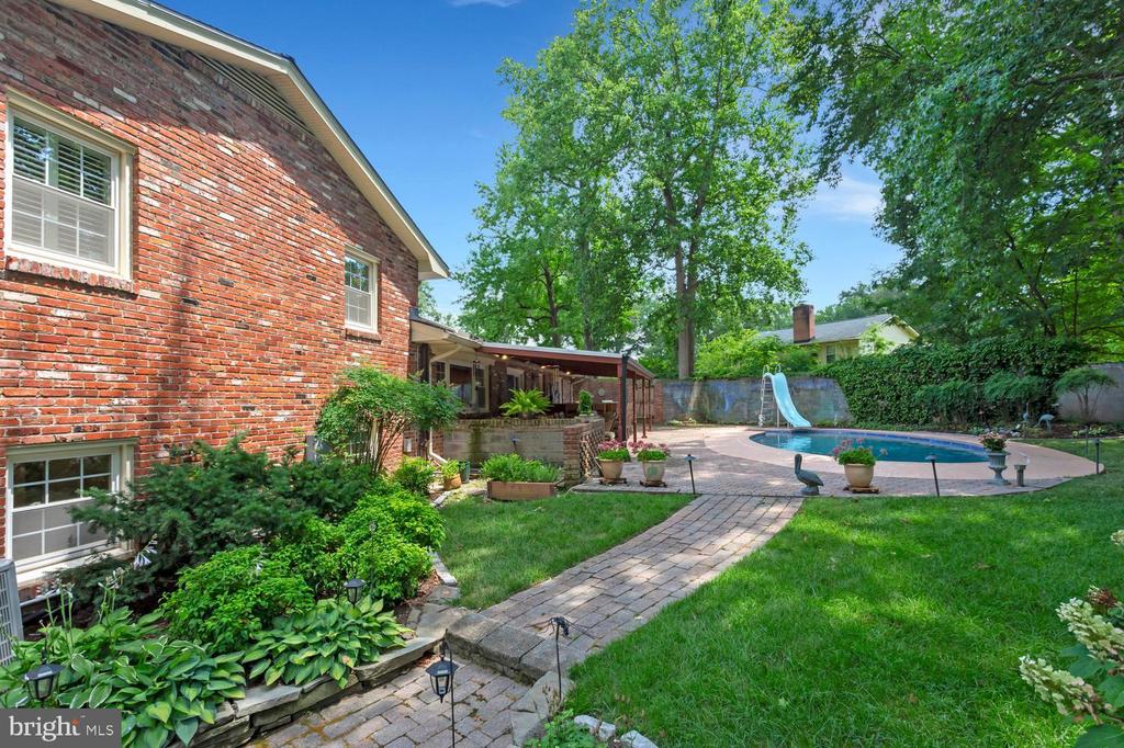 4401 DOLPHIN LANE