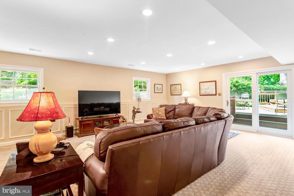 4401 DOLPHIN LANE