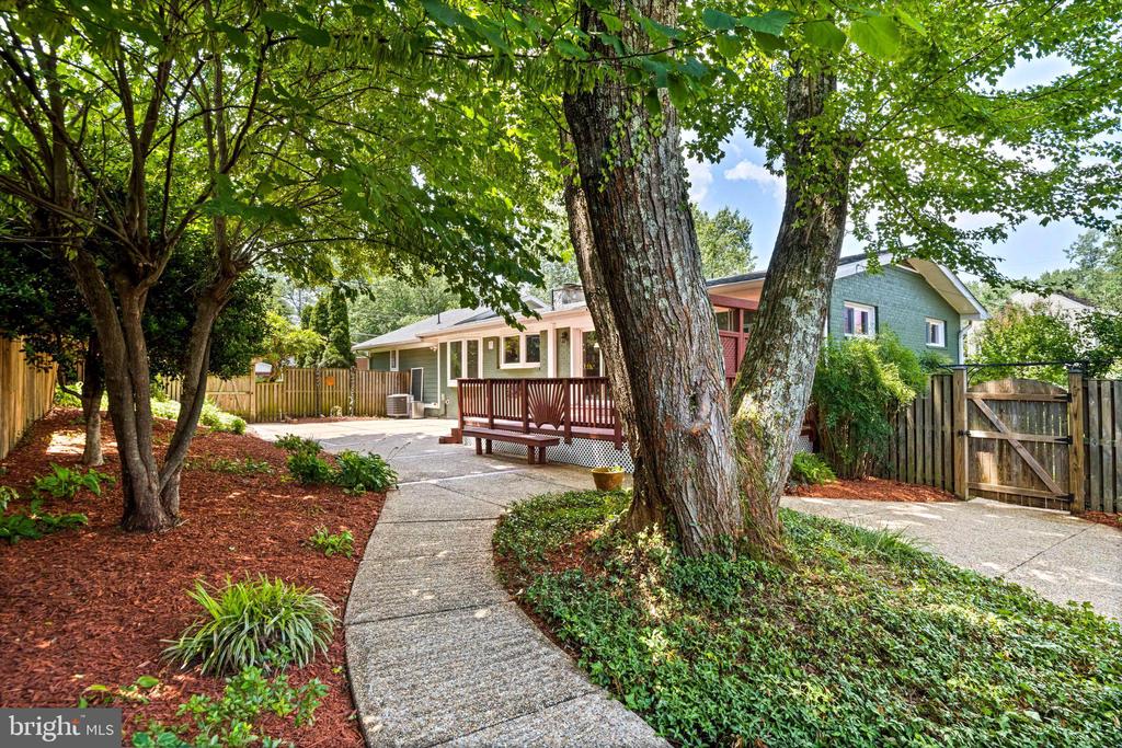 1603 SIMMONS DRIVE