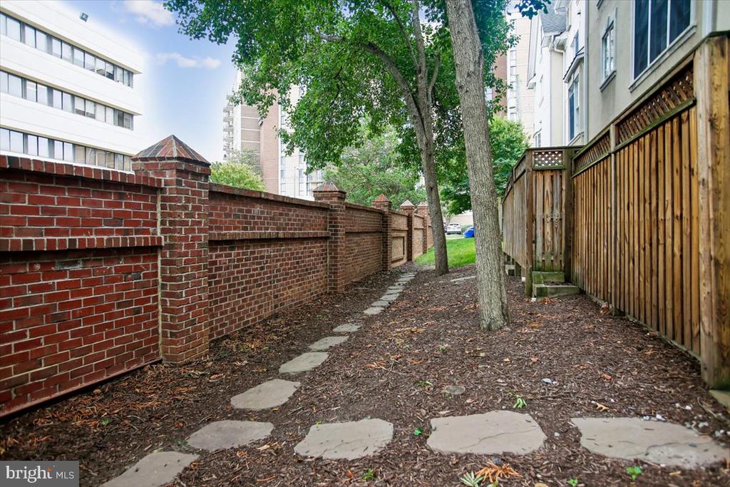 1309 MCLEAN CREST COURT