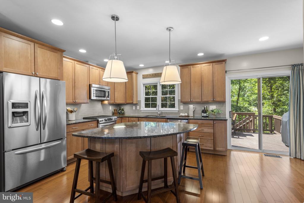 7049 KINGS MANOR DRIVE