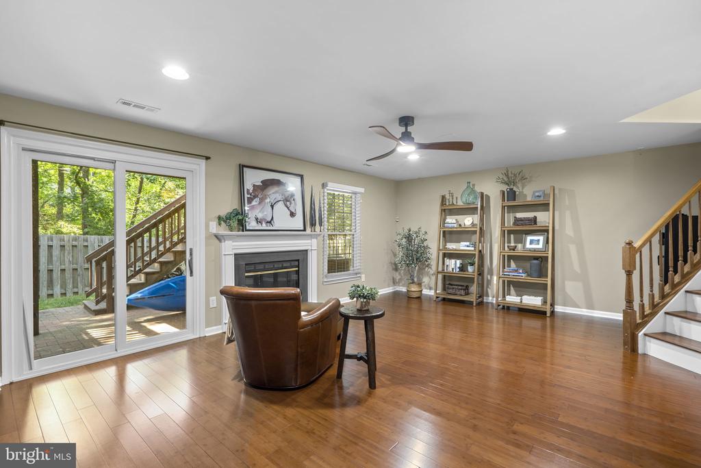7049 KINGS MANOR DRIVE