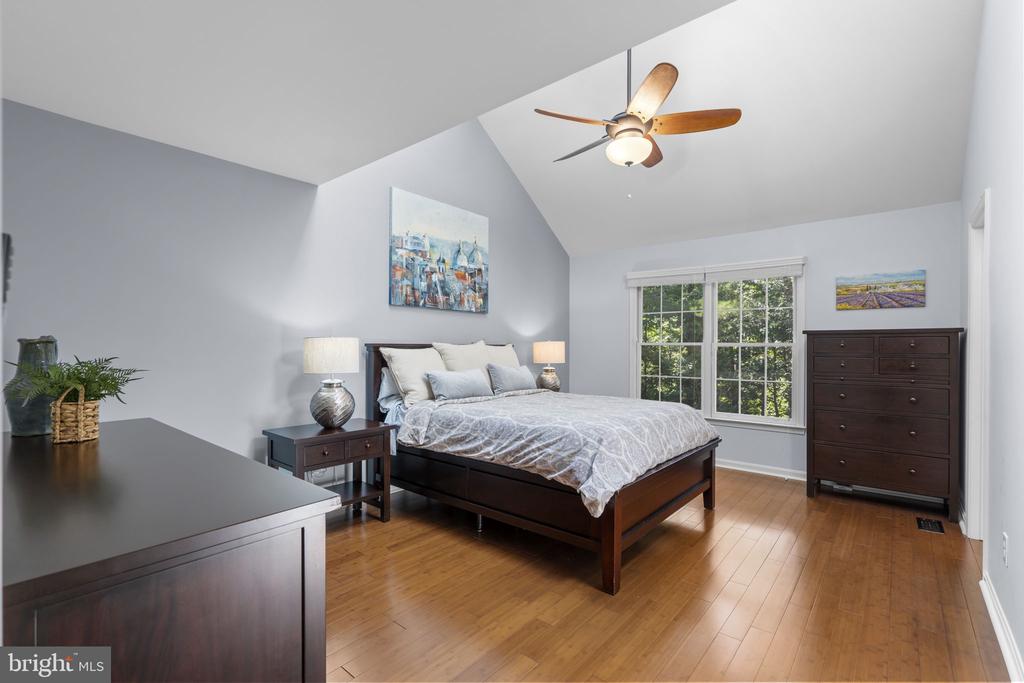 7049 KINGS MANOR DRIVE
