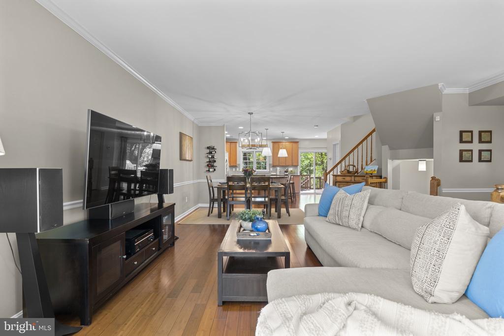 7049 KINGS MANOR DRIVE