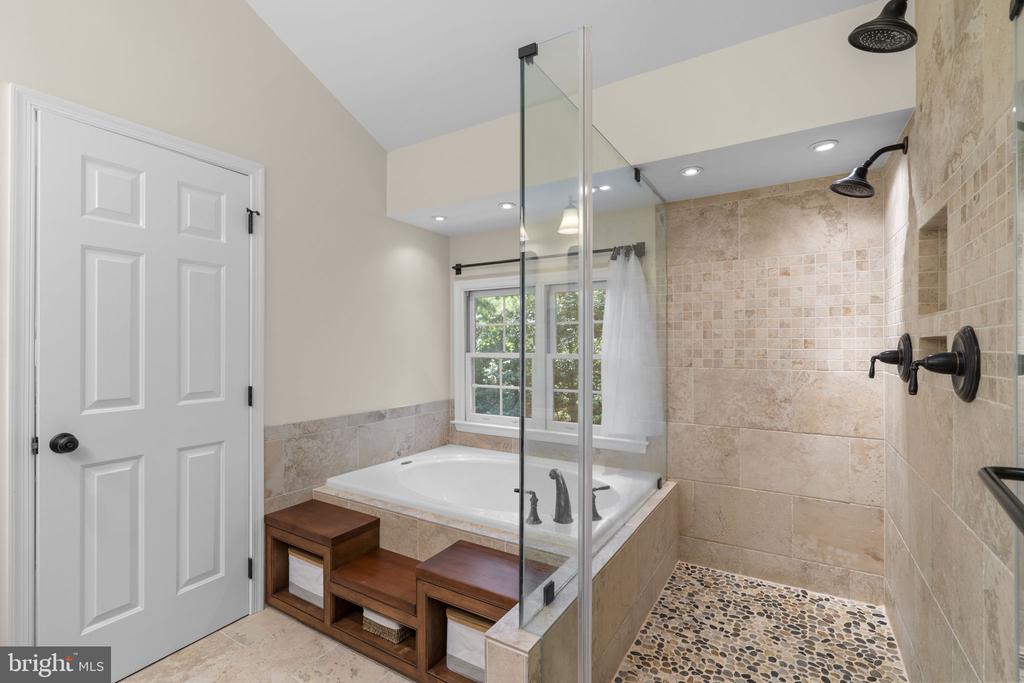 7049 KINGS MANOR DRIVE
