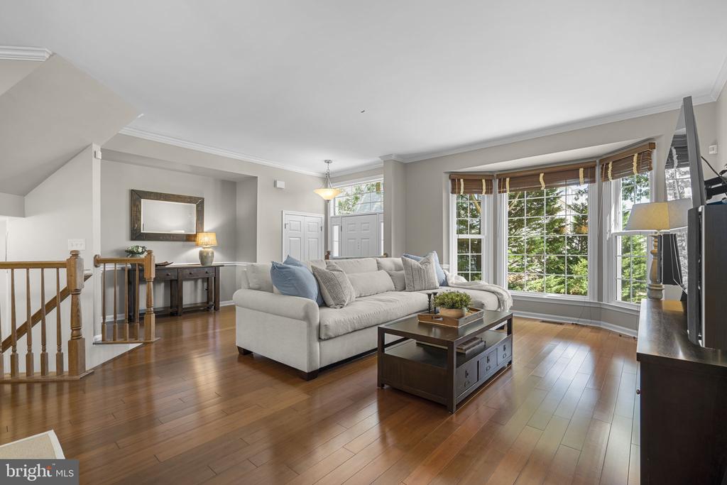 7049 KINGS MANOR DRIVE