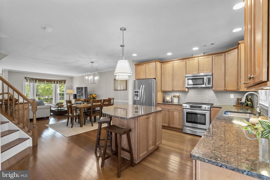 7049 KINGS MANOR DRIVE