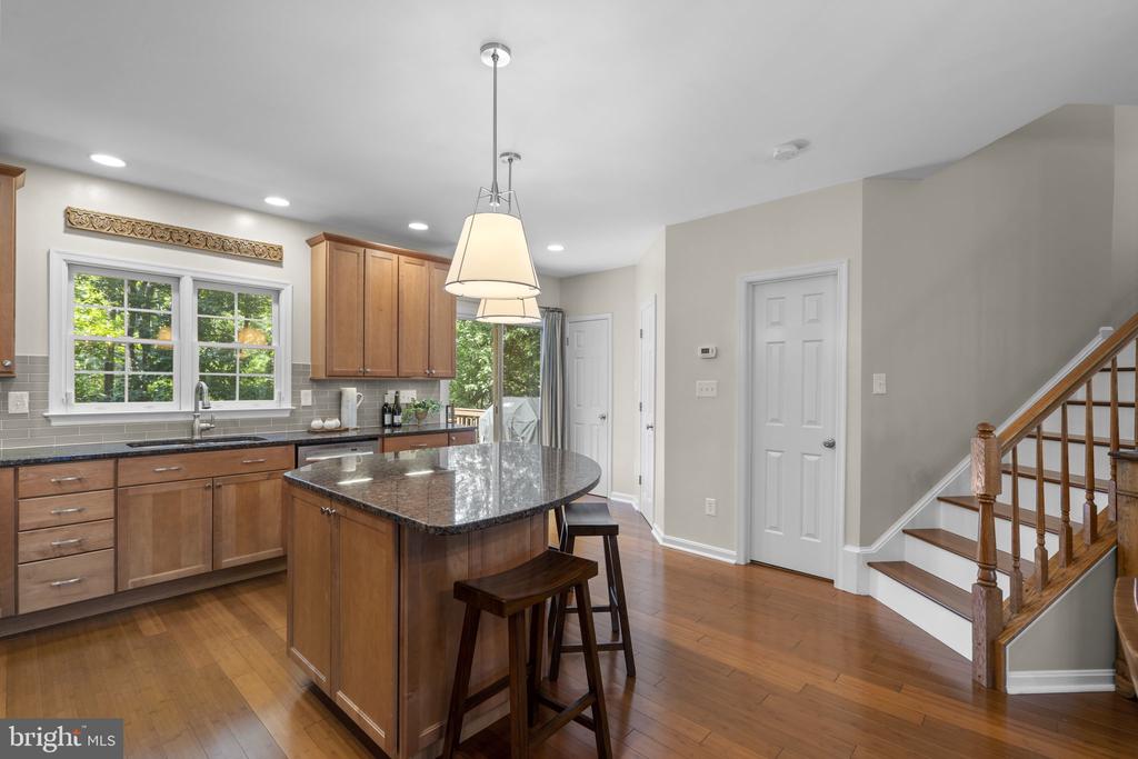 7049 KINGS MANOR DRIVE