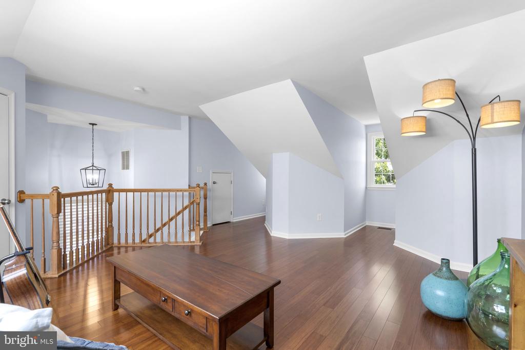 7049 KINGS MANOR DRIVE