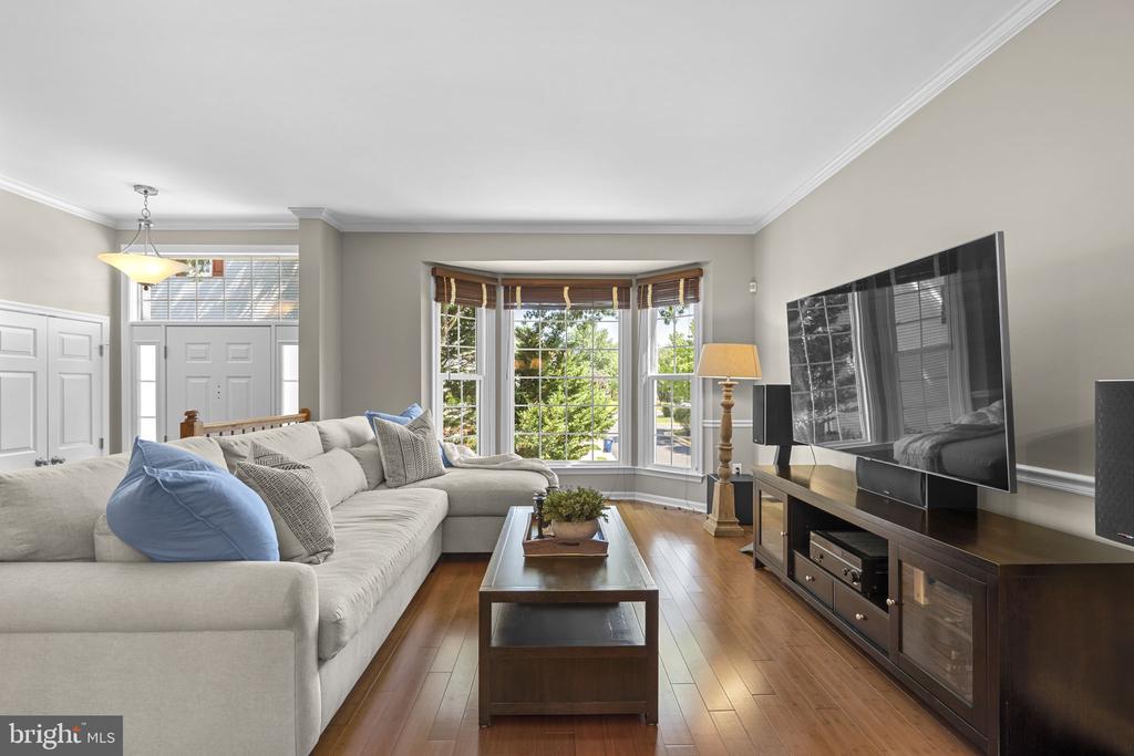 7049 KINGS MANOR DRIVE