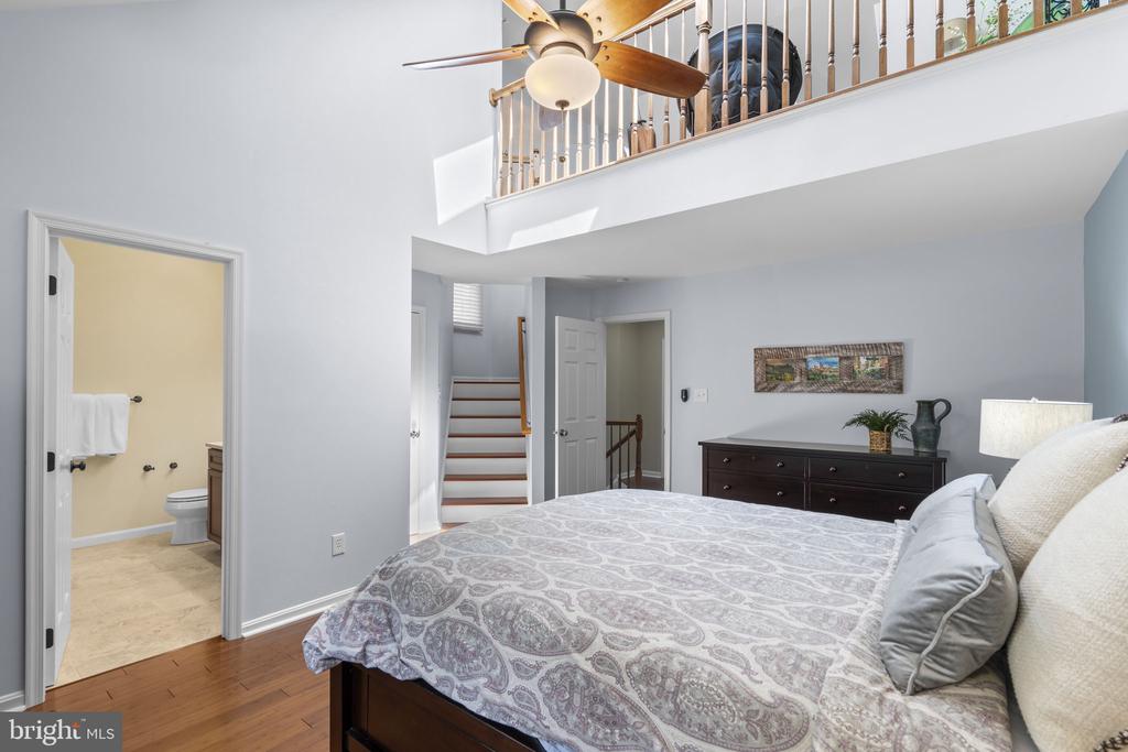 7049 KINGS MANOR DRIVE