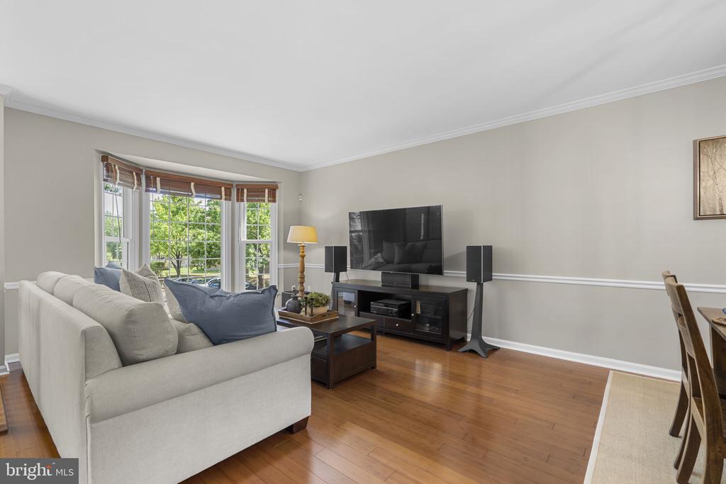 7049 KINGS MANOR DRIVE