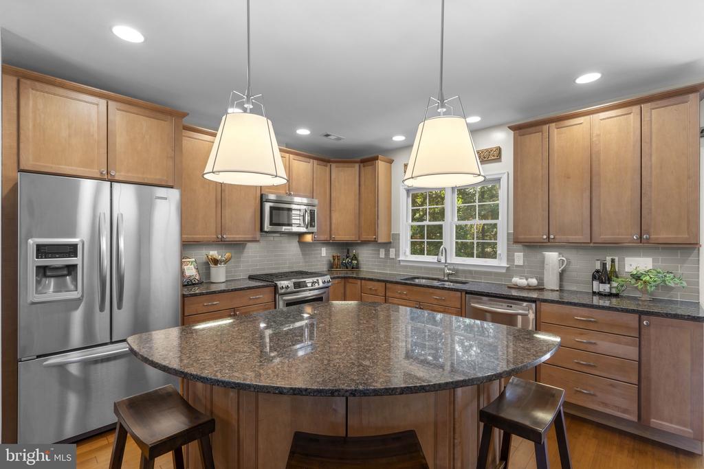 7049 KINGS MANOR DRIVE
