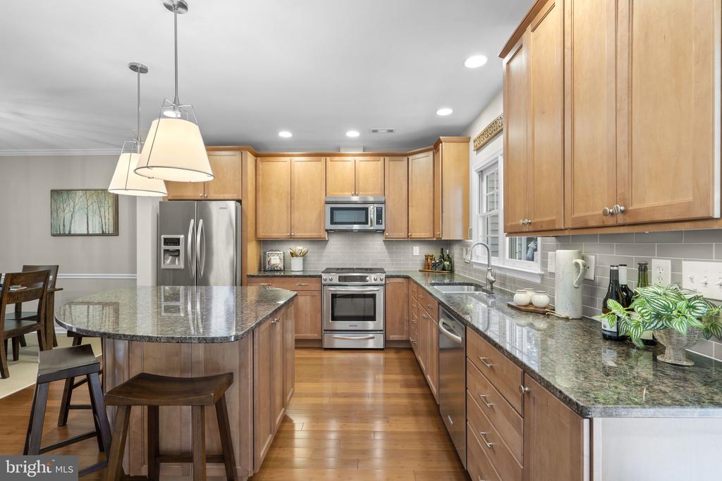 7049 KINGS MANOR DRIVE