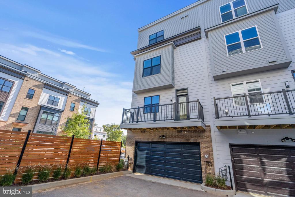 2038 TYSONS RIDGELINE ROAD
