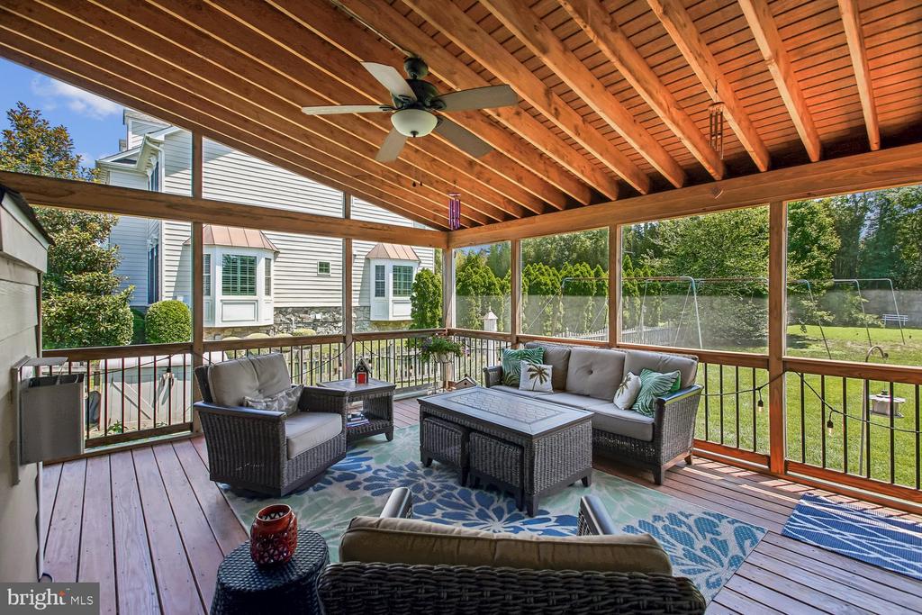 9423 FERRY LANDING COURT