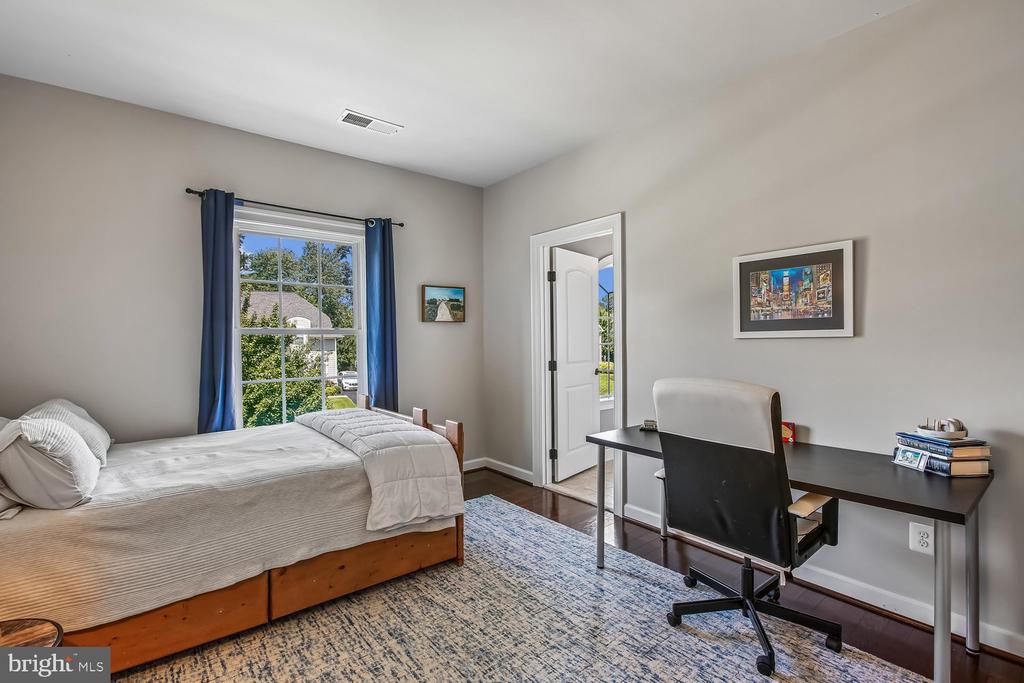 9423 FERRY LANDING COURT