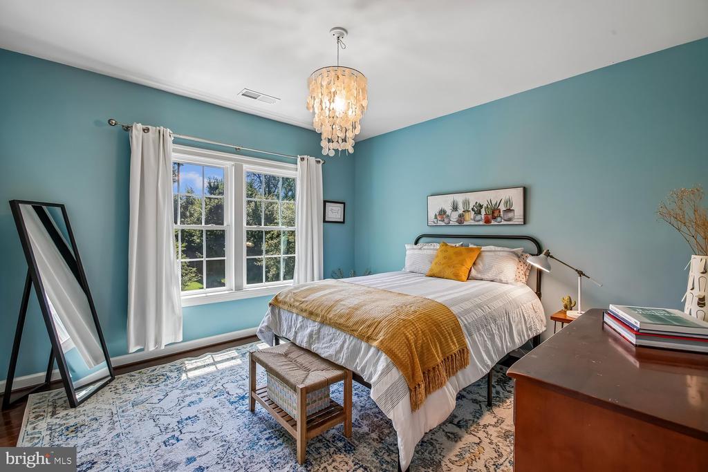 9423 FERRY LANDING COURT