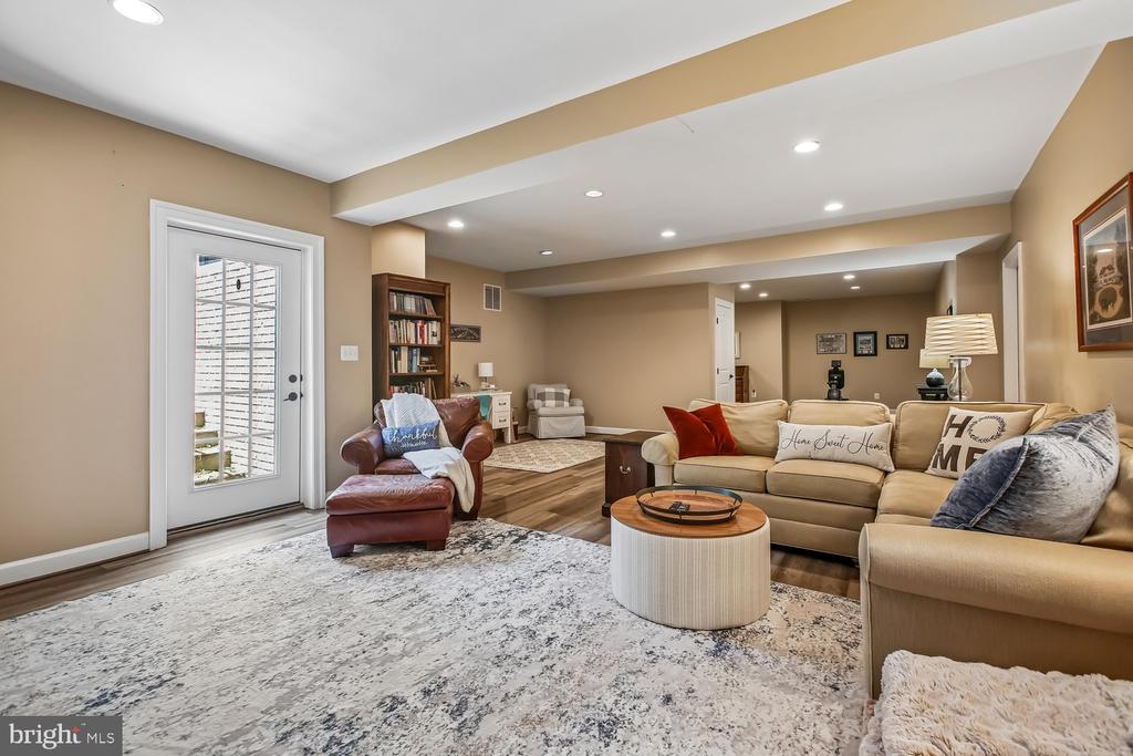 9423 FERRY LANDING COURT